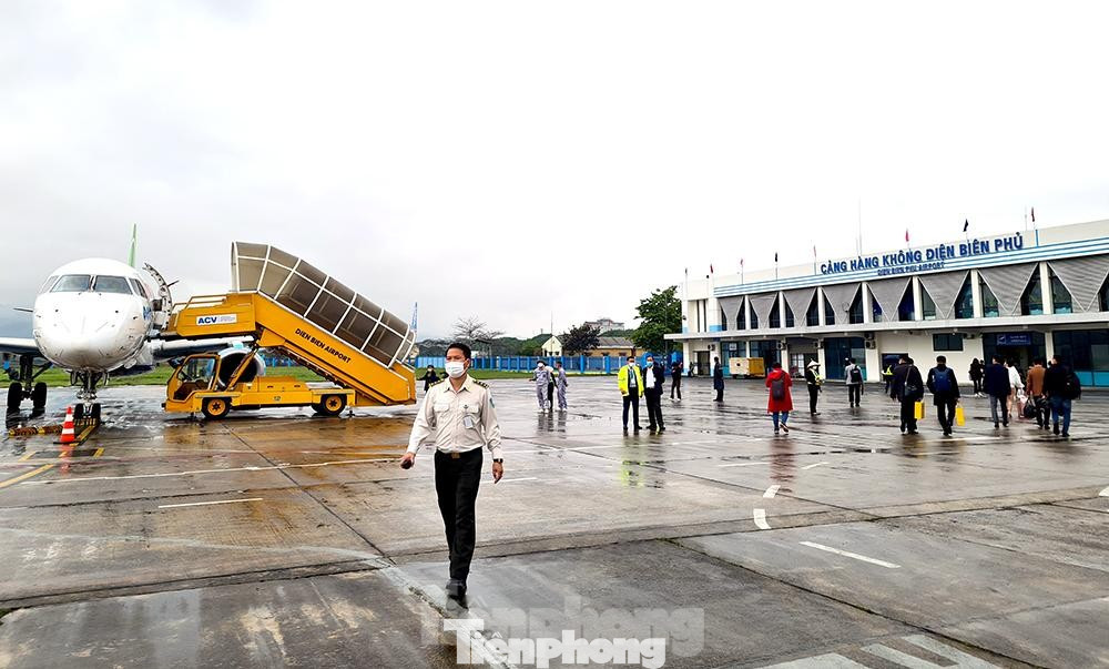 Cạn vé máy bay chặng Hà Nội - Điện Biên từ ngày 4-7/5. Ảnh: Lê Việt.