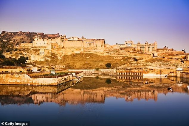 Pháo đài Amber, gần Jaipur, nổi tiếng với phong cách nghệ thuật độc đáo, pha trộn cả yếu tố Ấn Độ giáo và Hồi giáo (Mughal), cũng như trình độ nghệ thuật trang trí công phu và ngoạn mục.