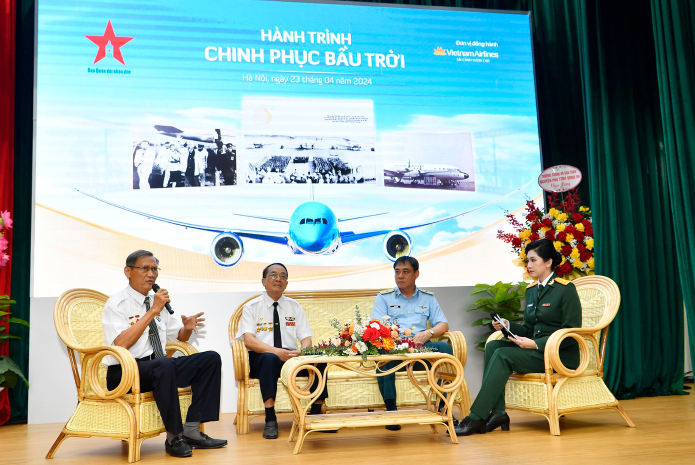 Phi Công Trần Hữu Thọ, Phạm Huy Vận xuất hiện tại buổi giao lưu.