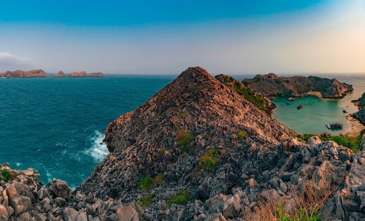 Nơi đây được xem là tiền đồn canh trấn vào cửa biển Hạ Long và Hải Phòng, có vai trò quan trọng trong chiến lược biển đảo của nước ta. Dù chưa được mở rộng khai thác du lịch, nhưng đảo Long Châu vẫn hấp dẫn những người muốn khám phá thiên nhiên hùng vĩ, có mong muốn đặt chân tới những dấu mốc đặc biệt trên lãnh thổ Việt Nam. Ảnh: Nguyễn Trọng Cung.