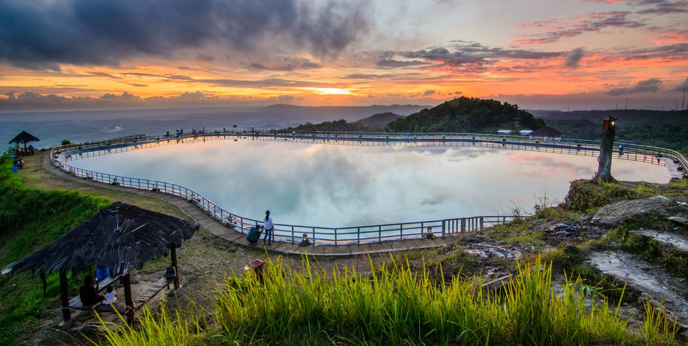 Hồ chứa nước Embung tại làng Nglanggeran thu hút khách du lịch. Ảnh: Atourin.