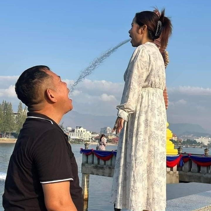 Du khách có thể chụp hình đôi độc lạ, vui nhộn với cách tạo dáng một người đứng thay thế cho tượng đài, mô phỏng hình ảnh của nó phun nước từ miệng ra, trong khi người kia đứng dưới để nhận nước từ miệng tượng. Đây chắc chắn là cách tạo dáng cần phải lưu lại để có một kiểu ảnh “để đời”. Ảnh: Sophea Tonsay.