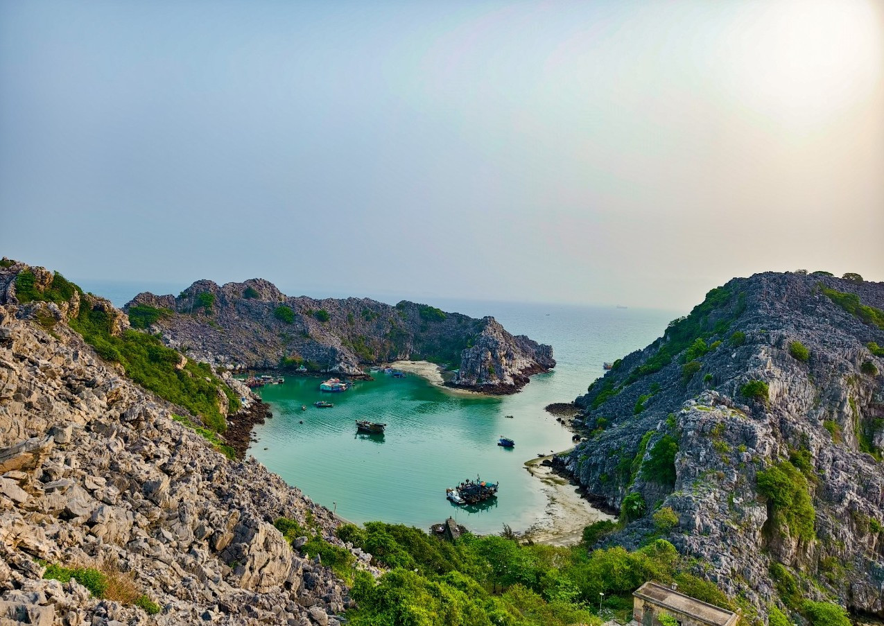 Long Châu là quần đảo cách trung tâm TP. Hải Phòng khoảng 50 km. Đảo Long Châu còn có tên gọi khác là đảo Mắt Rồng, đảo Rẽ Đèn. Ảnh: Nguyễn Trọng Cung.