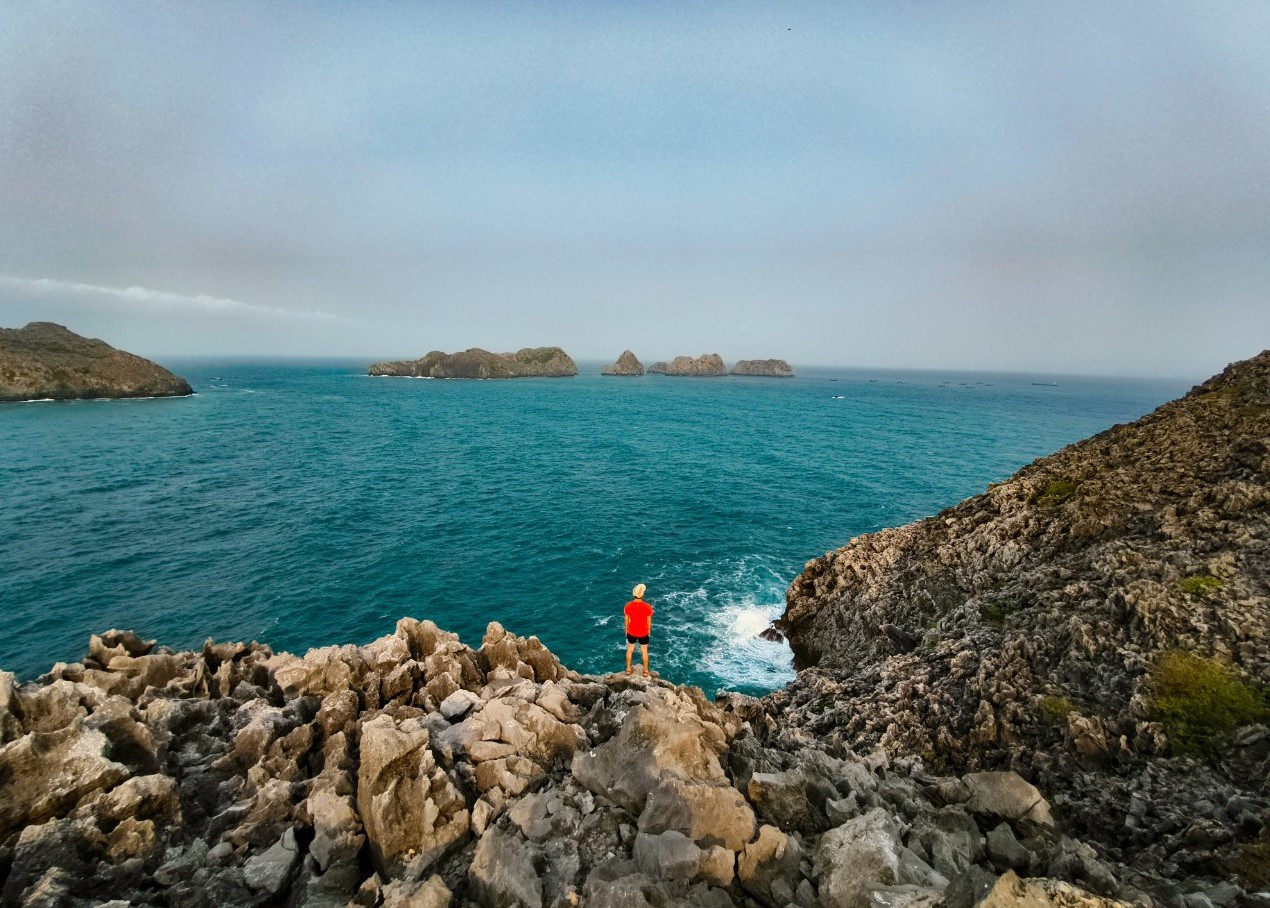 Thời tiết và khí hậu ở đảo khá khắc nghiệt vào mùa đông. Vào thời điểm này, sương mờ trắng xóa sẽ bao phủ cả một vùng biển đảo rộng lớn. Do đó, du khách nên du lịch đảo vào mùa hè. Ngoài ra, du khách cần chuẩn bị nước ngọt để uống vì ở đây khan hiếm nguồn nước sạch. Địa hình đảo khá hiểm trở, lại có khá nhiều dê và rắn. Vì vậy, khách tham quan nên chuẩn bị các thiết bị du lịch mạo hiểm, đặc biệt như vật tư tế để đề phòng chấn thương khi leo trèo. Ảnh: Nguyễn Trọng Cung.