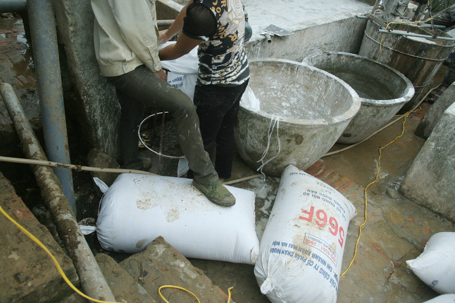 Những bao bột sau khi lọc, vứt lăn lóc cạnh rãnh nước thải hôi thối