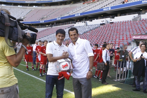 CV9 nhận bóng lưu niệm và chụp hình với Hasan Salihamidzic