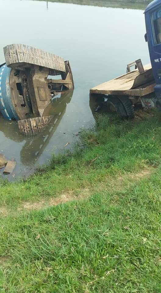 Máy xúc rơi trúng xe máy điện, 2 nữ sinh Thanh Hóa tử vong ảnh 1