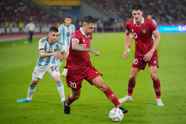 Shayne Pattynama ra mắt Indonesia ở trận giao hữu với Argentina.