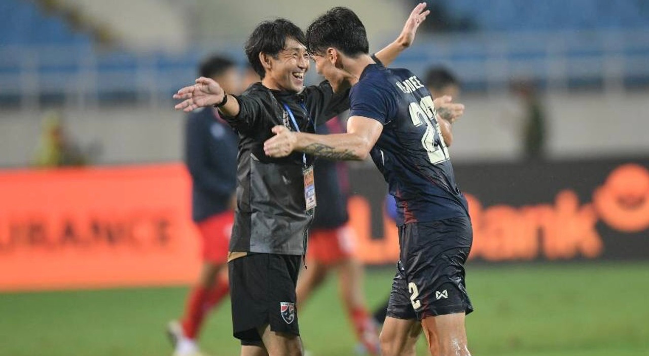 HLV Masatada Ishii chia vui với học trò HLV Masatada Ishii chia vui với học trò