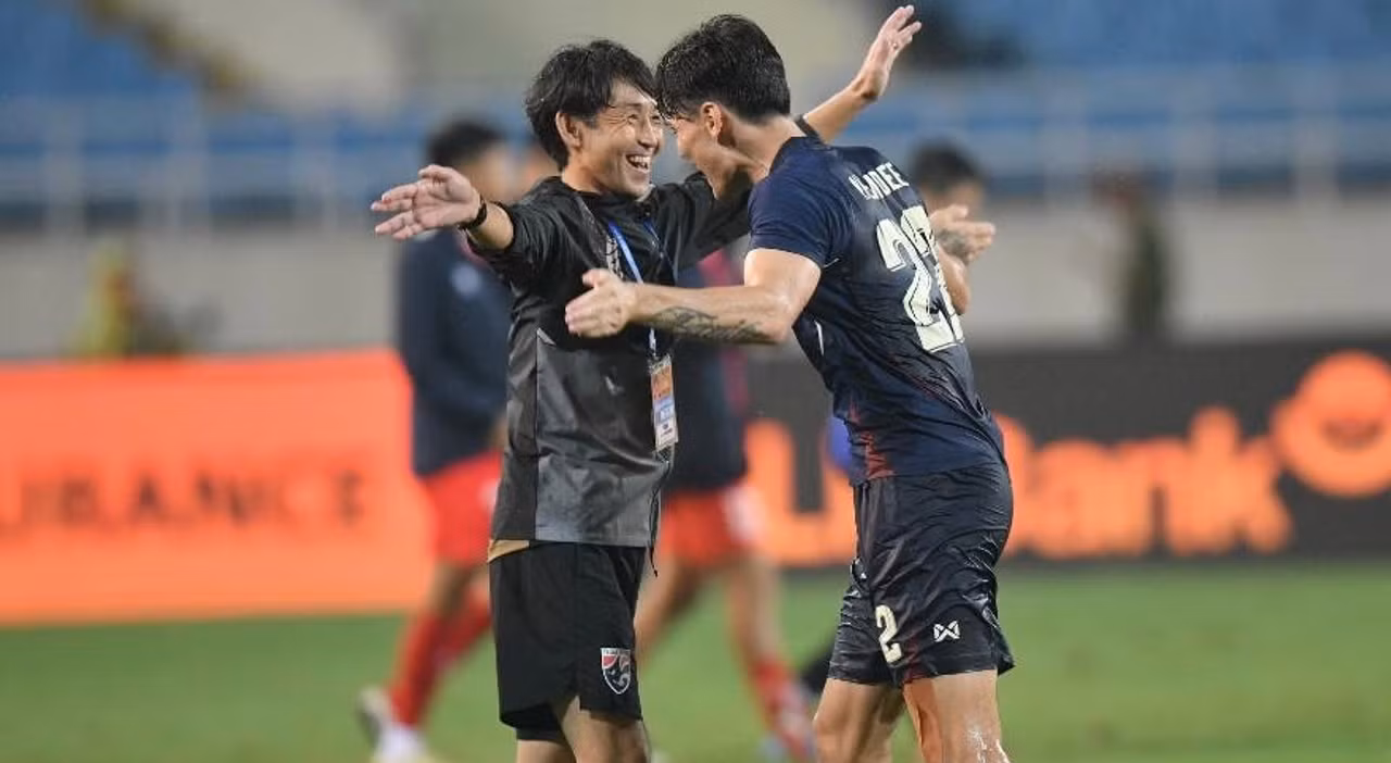 HLV Masatada Ishii chia vui với học trò