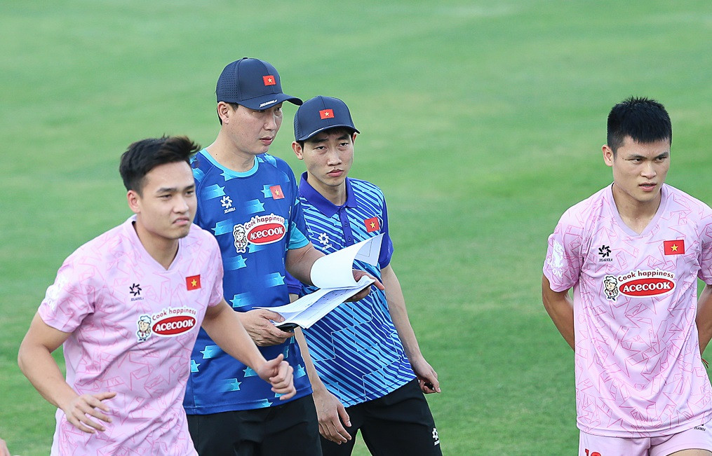 Đội tuyển Việt Nam bắt đầu chương mới với HLV Kim Sang-sik Đội tuyển Việt Nam bắt đầu chương mới với HLV Kim Sang-sik