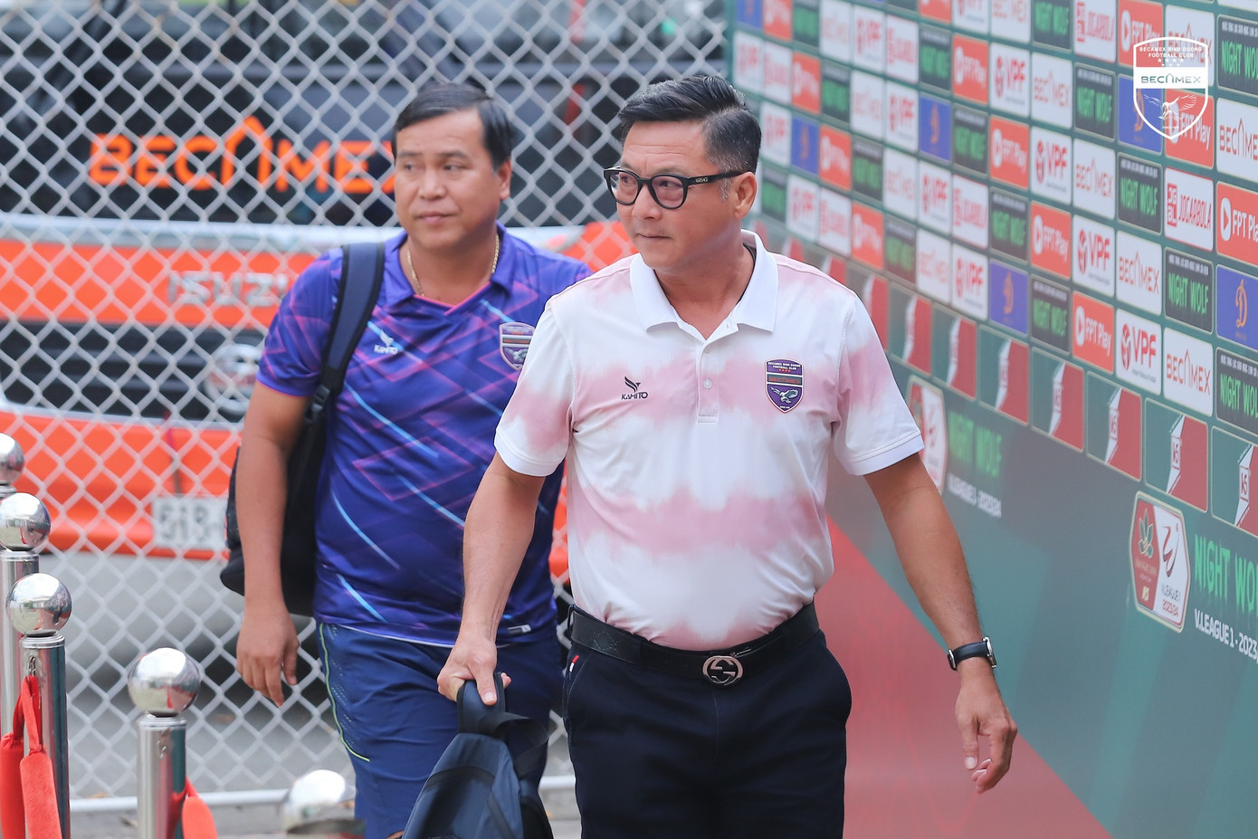 HLV Huỳnh Đức bức xúc với trọng tài HLV Huỳnh Đức bức xúc với trọng tài