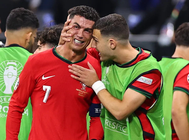 Ronaldo khóc nức nở khi trận đấu chưa kết thúc