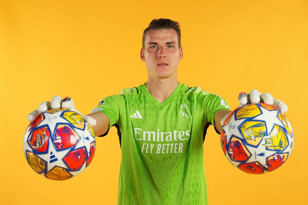 Lunin chụp ảnh quảng bá cho trận chung kết với Dortmund