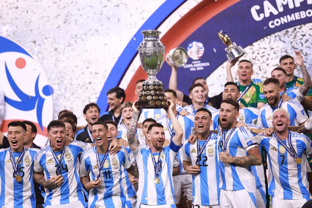 và nâng cúp ăn mừng cùng Argentina