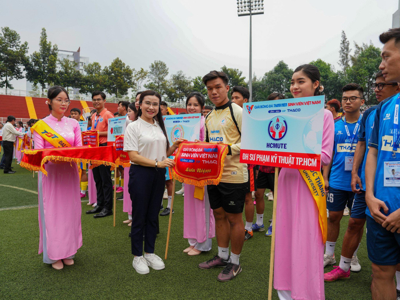 Chị Nguyễn Phạm Duy Trang, Bí thư T.Ư Đoàn, Chủ tịch Hội đồng Đội T.Ư, động viên các đội bóng