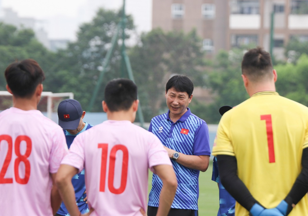 HLV Kim Sang-sik chỉ đạo các cầu thủ Việt Nam trong buổi tập sáng 7/6. Ảnh: VFF HLV Kim Sang-sik chỉ đạo các cầu thủ Việt Nam trong buổi tập sáng 7/6. Ảnh: VFF