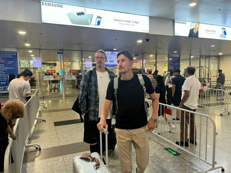 Hai tuyển thủ Nga đầu tiên đến Hà Nội vào sáng sớm nay