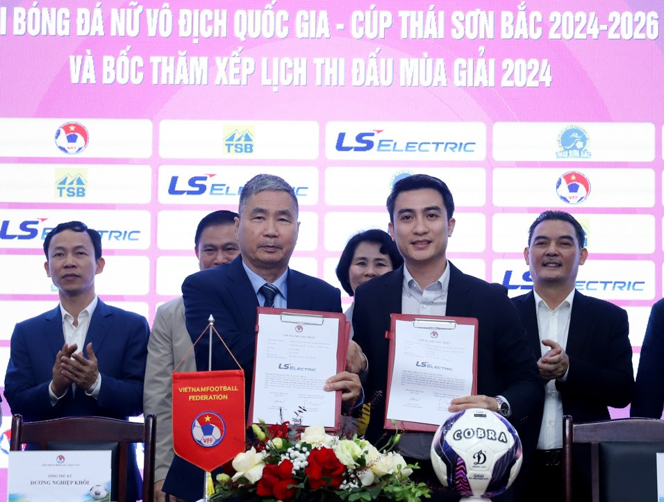 Ông Dương Nghiệp Khôi – Tổng Thư ký LĐBĐVN và ông Trần Anh Minh – Tổng Giám đốc Công ty TNHH thiết bị điện Thái Sơn Bắc thực hiện ký kết hợp tác