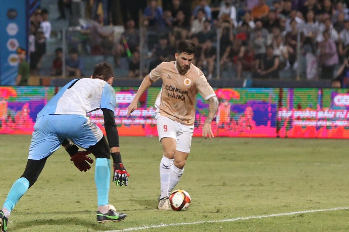 Jefferson ghi bàn vào lưới trống