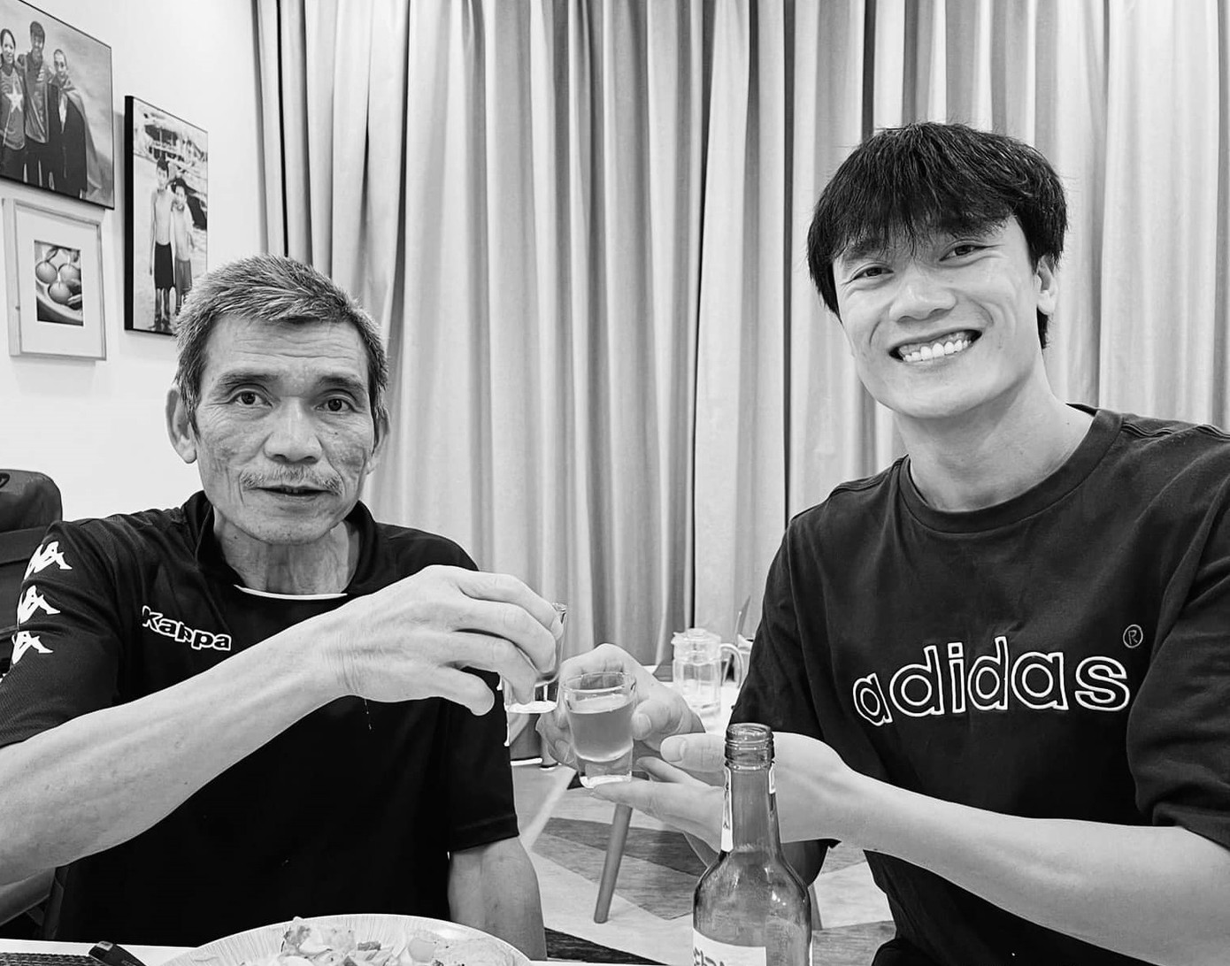 Ông Bùi Văn Khánh (trái) và thủ môn Bùi Tiến Dũng Ông Bùi Văn Khánh (trái) và thủ môn Bùi Tiến Dũng