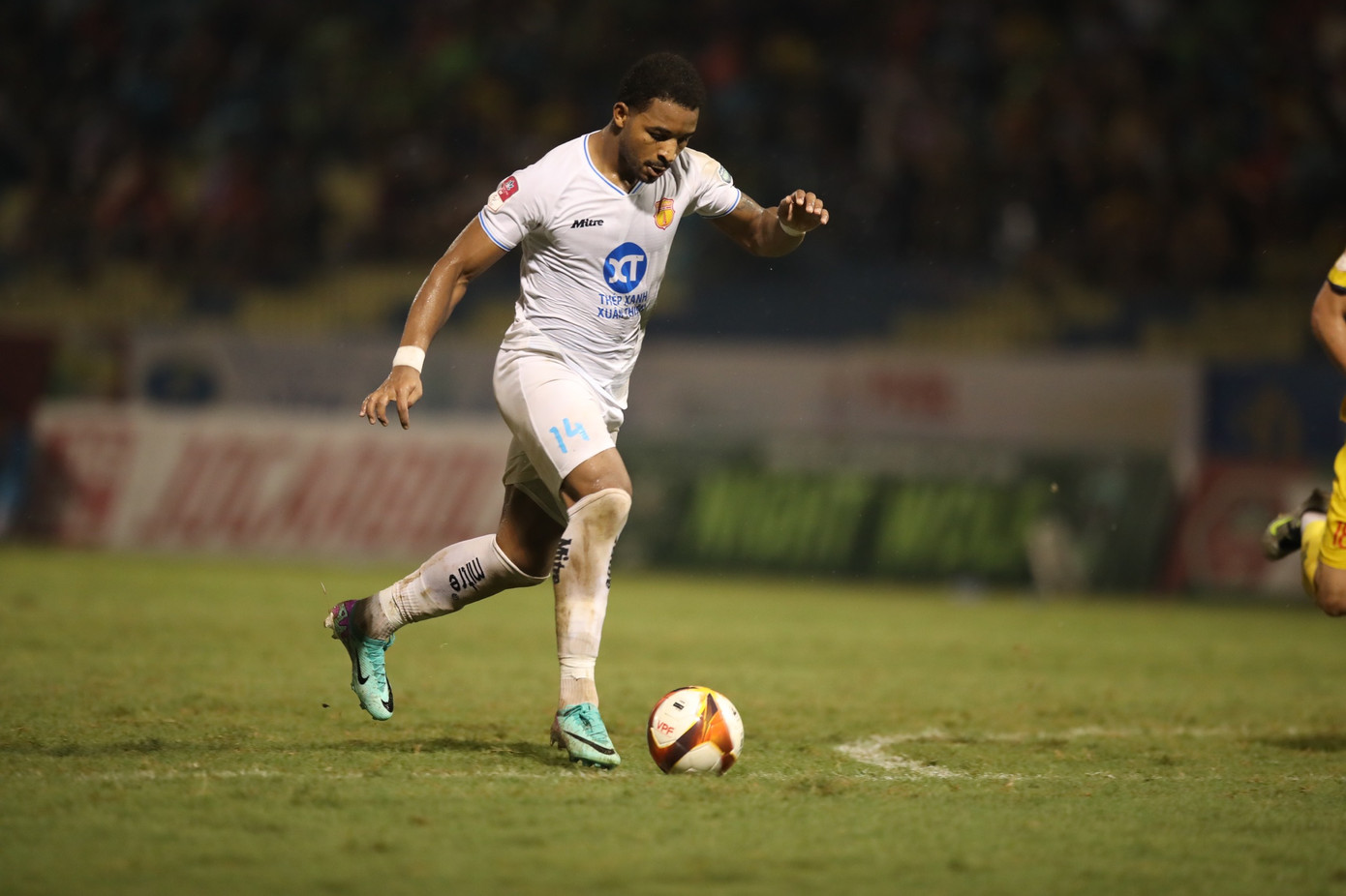 Rafaelson ghi 5 bàn, Thép Xanh Nam Định ngược dòng ấn tượng trước Đông Á Thanh Hoá ảnh 8 Rafaelson ghi 5 bàn, Thép Xanh Nam Định ngược dòng ấn tượng trước Đông Á Thanh Hoá ảnh 8