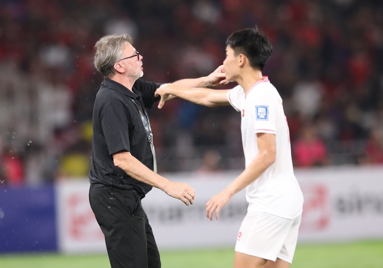 HLV Troussier phản ứng quá chậm trước điều chỉnh của Shin Tea-yong?