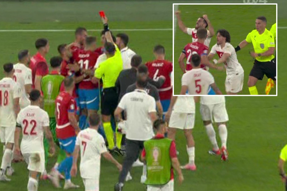 Cầu thủ CH Séc nhận thẻ đỏ sau khi trận đấu đã kết thúc