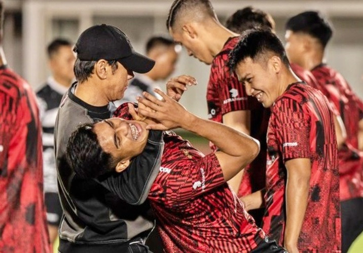 HLV Shin Tae-yong kẹp cổ Sananta HLV Shin Tae-yong kẹp cổ Sananta