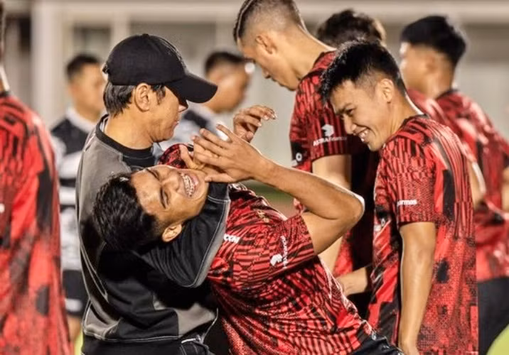 HLV Shin Tae-yong kẹp cổ Sananta