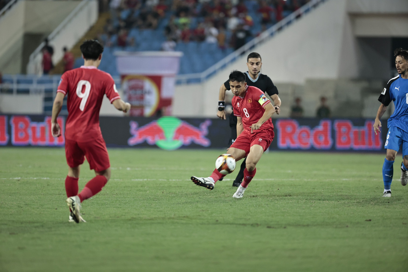 Hùng Dũng dứt điểm quyết đoán từ cự ly hơn 40m. Ảnh: Như Ý Hùng Dũng dứt điểm quyết đoán từ cự ly hơn 40m. Ảnh: Như Ý