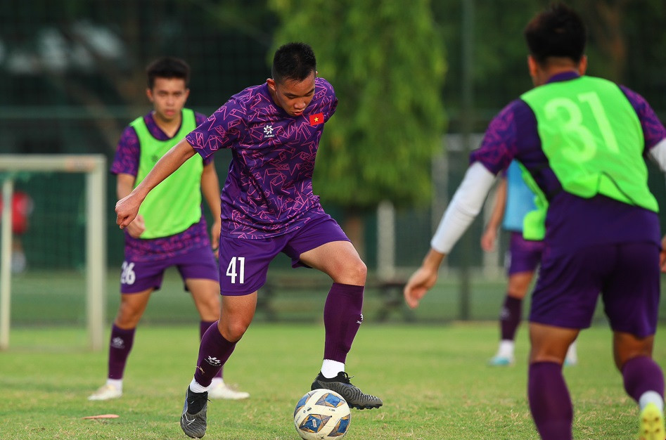 Hồ Hữu Hưng (số 41) là tâm điểm trong buổi tập mới nhất của U19 Việt Nam Hồ Hữu Hưng (số 41) là tâm điểm trong buổi tập mới nhất của U19 Việt Nam