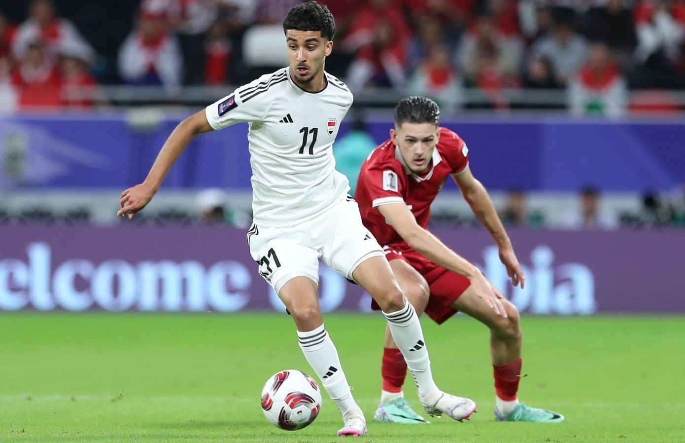 Cựu tiền vệ MU Zidane Iqbal chói sáng ở giữa sân. Ảnh: Hữu Phạm