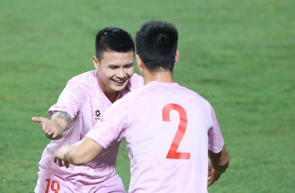 Quang Hải và đồng đội vui vẻ trong các buổi tập cùng HLV Kim Sang-sik