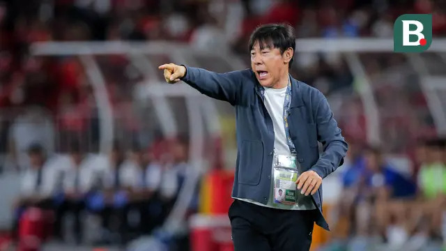 HLV Shin Tae-yong chỉ đạo Indonesia trong trận đấu với Việt Nam tối qua. Ảnh: Bola HLV Shin Tae-yong chỉ đạo Indonesia trong trận đấu với Việt Nam tối qua. Ảnh: Bola