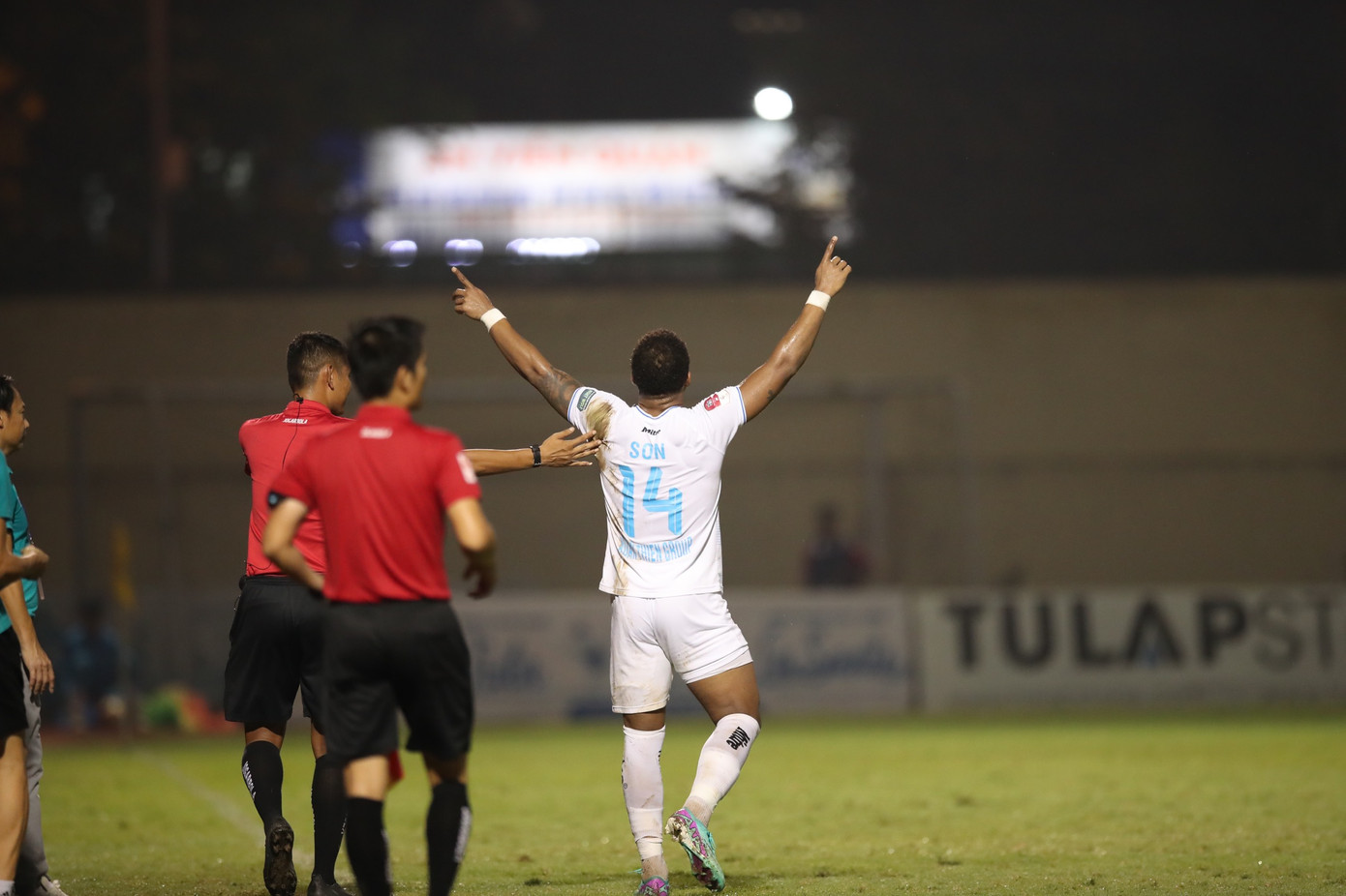 Rafaelson ghi 5 bàn, Thép Xanh Nam Định ngược dòng ấn tượng trước Đông Á Thanh Hoá ảnh 7 Rafaelson ghi 5 bàn, Thép Xanh Nam Định ngược dòng ấn tượng trước Đông Á Thanh Hoá ảnh 7