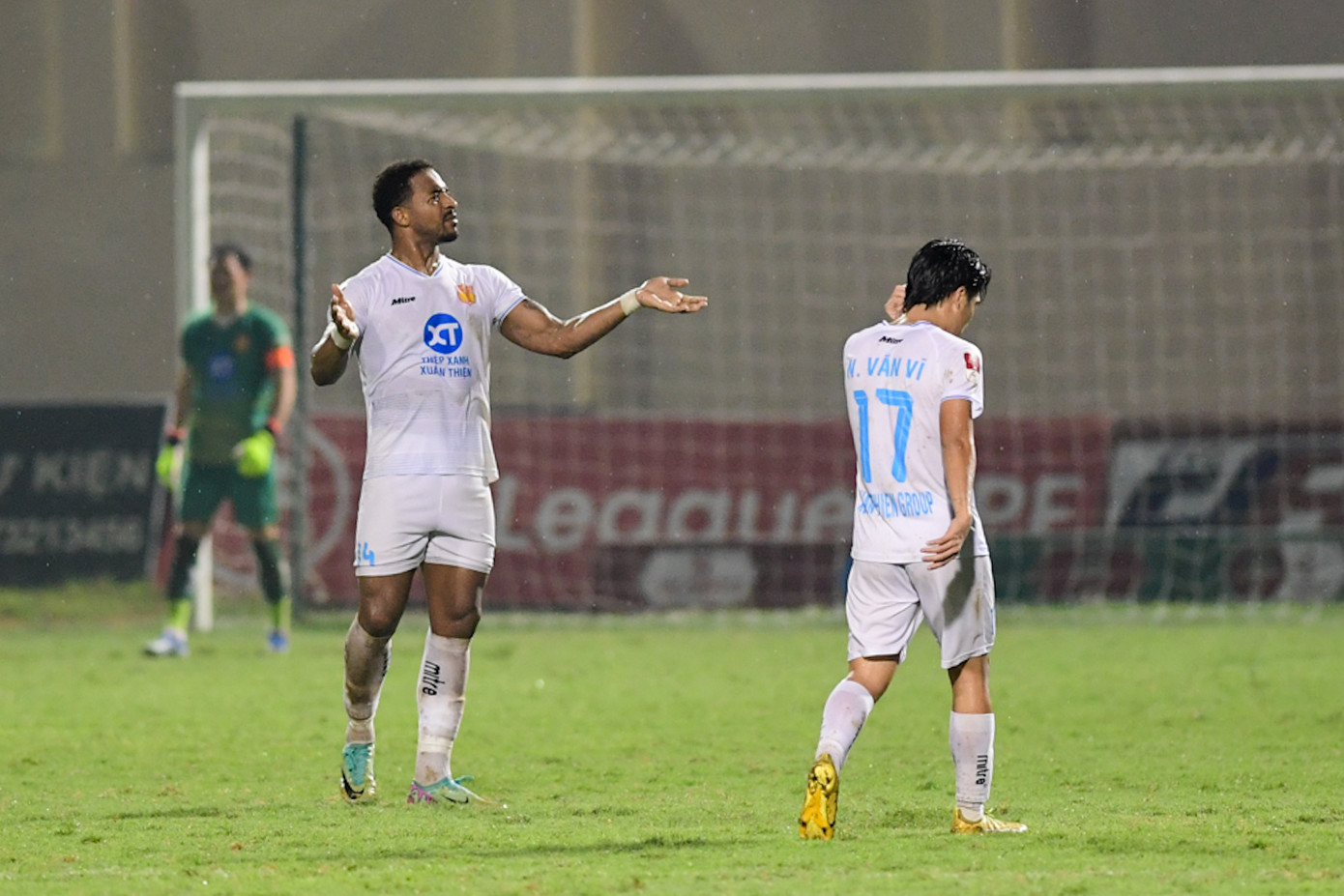 Rafaelson ghi 5 bàn, Thép Xanh Nam Định ngược dòng ấn tượng trước Đông Á Thanh Hoá ảnh 5 Rafaelson ghi 5 bàn, Thép Xanh Nam Định ngược dòng ấn tượng trước Đông Á Thanh Hoá ảnh 5