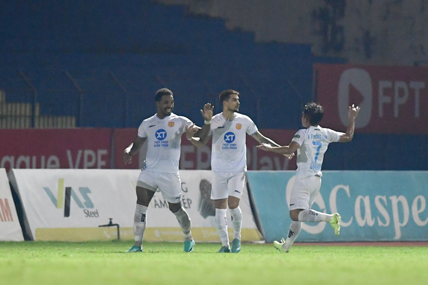 Rafaelson ghi 5 bàn, Thép Xanh Nam Định ngược dòng ấn tượng trước Đông Á Thanh Hoá ảnh 6 Rafaelson ghi 5 bàn, Thép Xanh Nam Định ngược dòng ấn tượng trước Đông Á Thanh Hoá ảnh 6