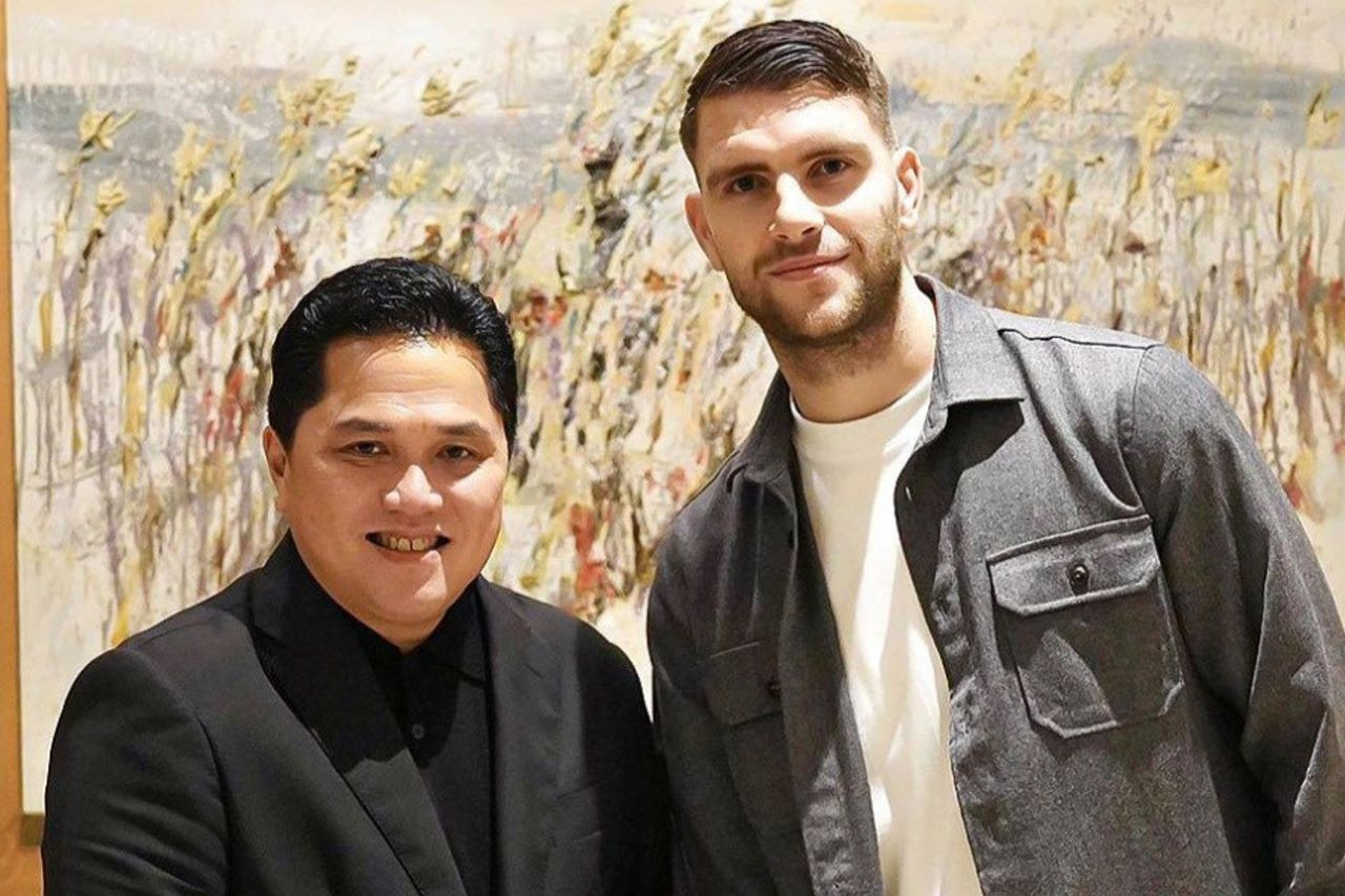Erick Thohir và thủ môn Paes