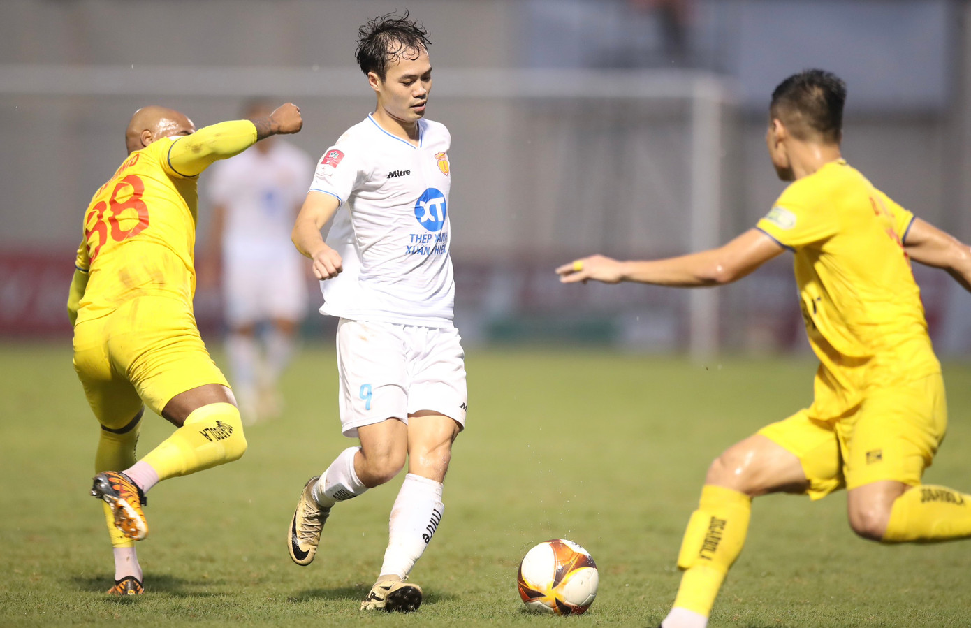 Rafaelson ghi 5 bàn, Thép Xanh Nam Định ngược dòng ấn tượng trước Đông Á Thanh Hoá ảnh 3 Rafaelson ghi 5 bàn, Thép Xanh Nam Định ngược dòng ấn tượng trước Đông Á Thanh Hoá ảnh 3