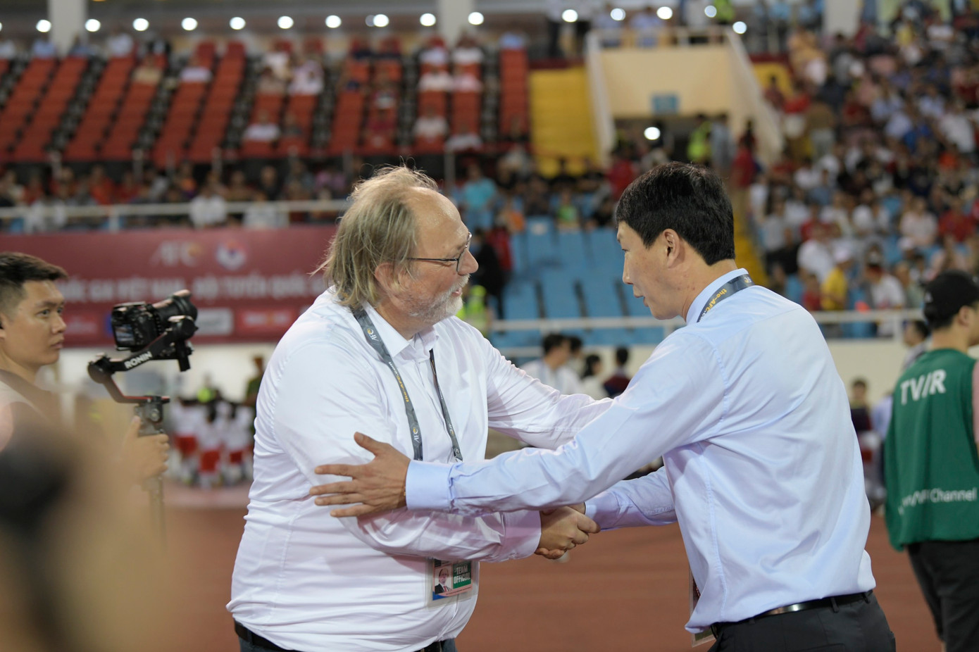 HLV Kim Sang-sik bắt tay đối thủ trước trận đấu. Ảnh: Như Ý HLV Kim Sang-sik bắt tay đối thủ trước trận đấu. Ảnh: Như Ý