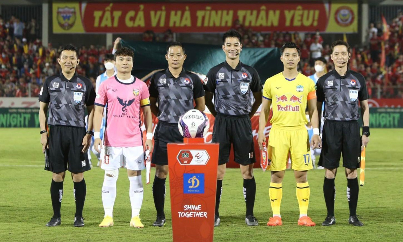 Trọng tài Kim Jong-hyeok (cao nhất) làm việc tại V-League 2022