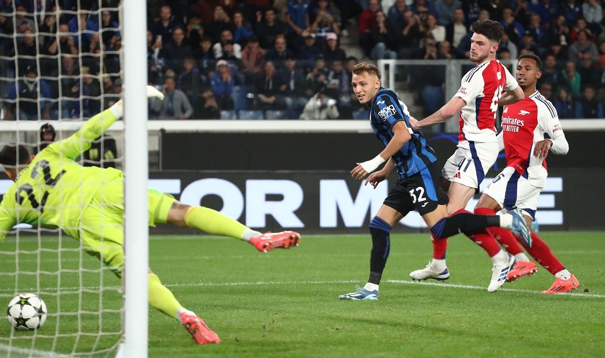 Raya cứu thua không tưởng trước 2 pha dứt điểm của Retegui. Ảnh: Getty