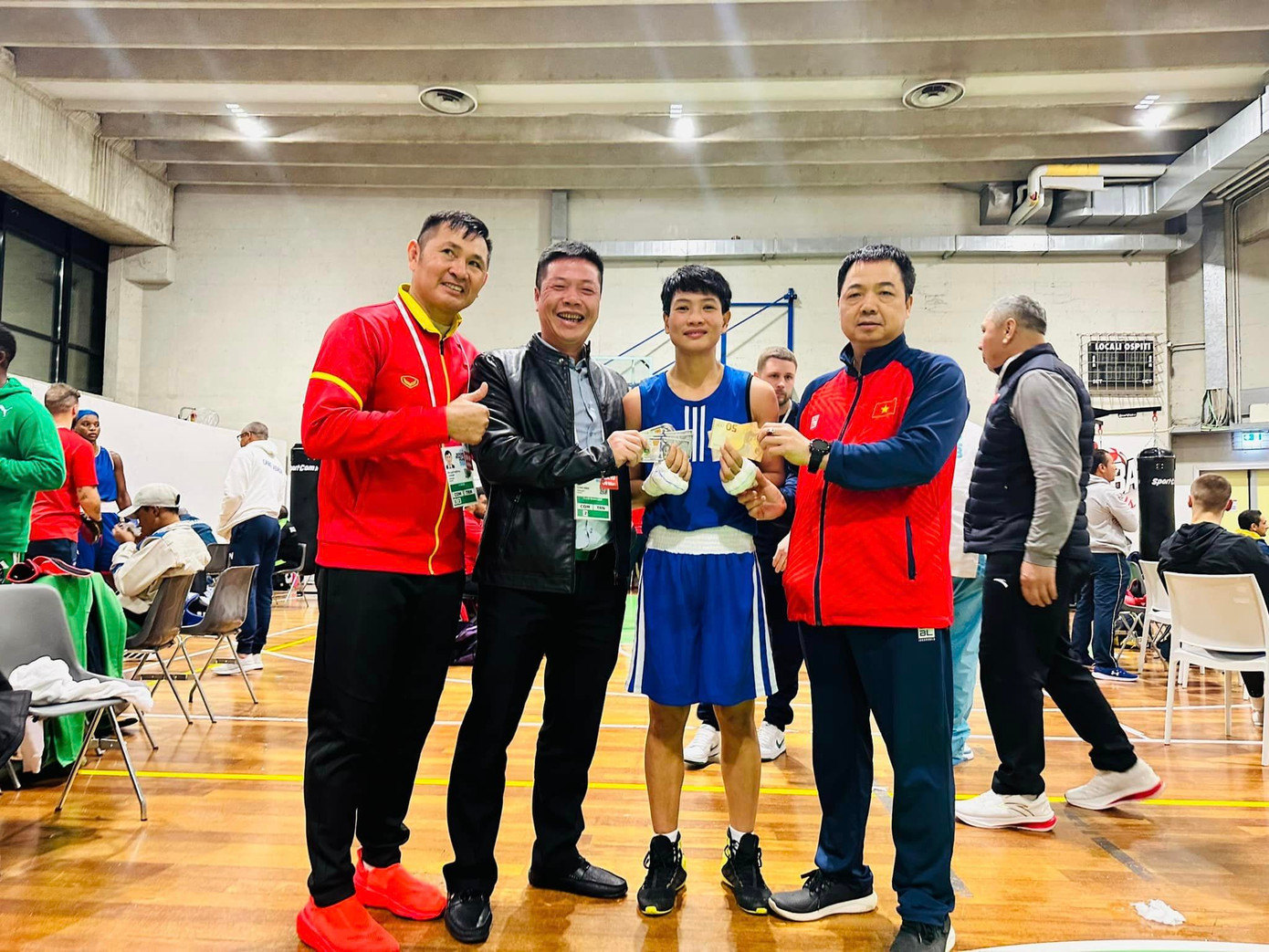 Kim Ánh nhận thưởng nóng sau các chiến thắng tại Italia. Ảnh: Nguyễn Thị Tâm Kim Ánh nhận thưởng nóng sau các chiến thắng tại Italia. Ảnh: Nguyễn Thị Tâm