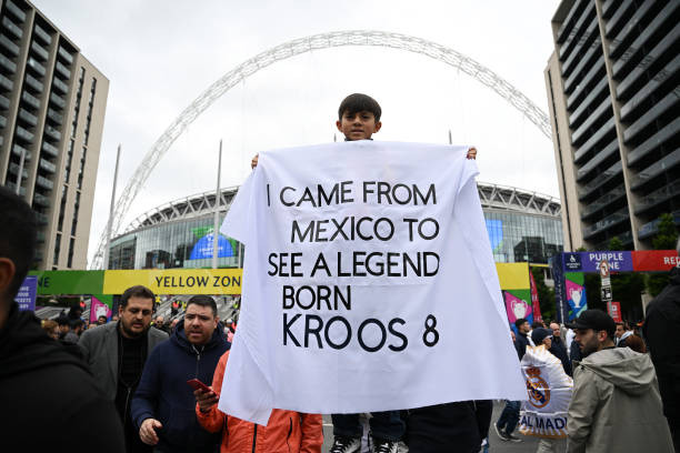 Nhiều người hâm mộ từ khắp nơi trên thế giới đổ về Wembley Nhiều người hâm mộ từ khắp nơi trên thế giới đổ về Wembley