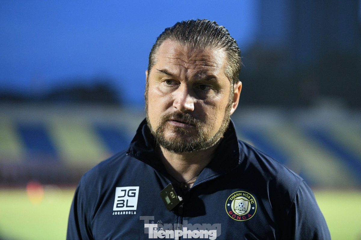 HLV Popov bức xúc với mặt sân Thanh Hóa. Ảnh: Như Ý