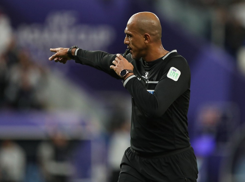 Trọng tài Ahmed Al Kaf khiến người Indonesia nổi giận Trọng tài Ahmed Al Kaf khiến người Indonesia nổi giận