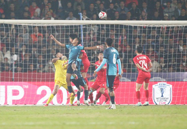 Pha ghi bàn không được công nhận của Faris. Ảnh: Anh Thắng Pha ghi bàn không được công nhận của Faris. Ảnh: Anh Thắng