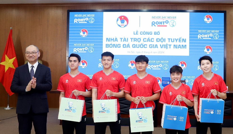 Các cầu thủ nhận quà tặng của nhà tài trợ. Ảnh: VFF