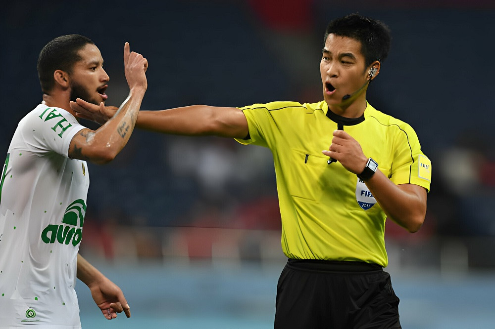 Trọng tài Kim Jong-hyeok nổi tiếng nghiêm khắc